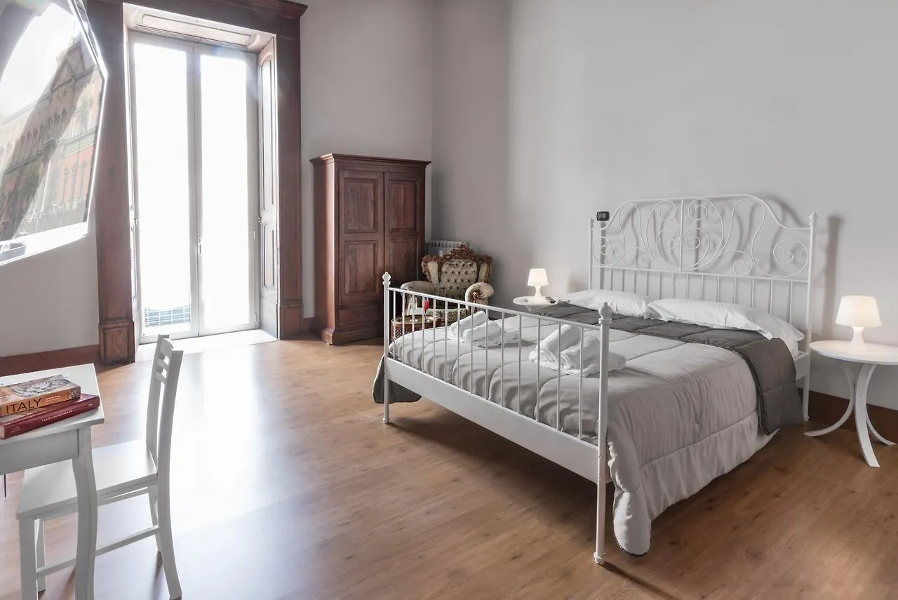 Opera Home Neapol Nocleg ze śniadaniem